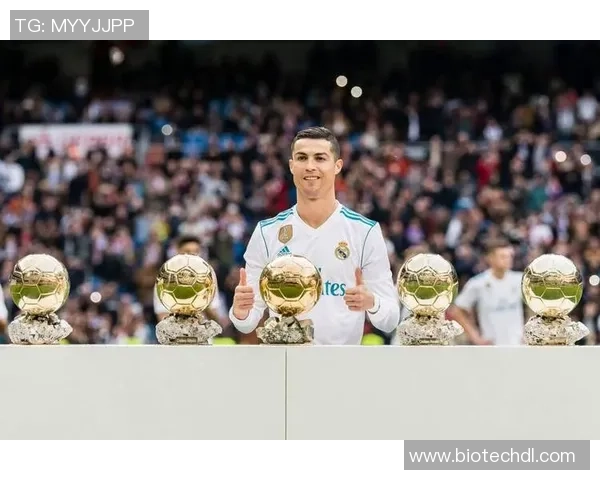 《足球传奇之星:全球顶级球员全景画册》 《足球传奇之星:全球顶级球员全景画册》