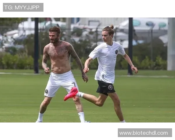 足球巨星健身秘笈揭秘高清腹肌照展现力量与自律之美