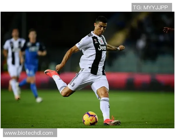 足球球星感动瞬间温情时刻回顾展现无尽激情与坚持的力量 足球球星感动瞬间温情时刻回顾展现无尽激情与坚持的力量