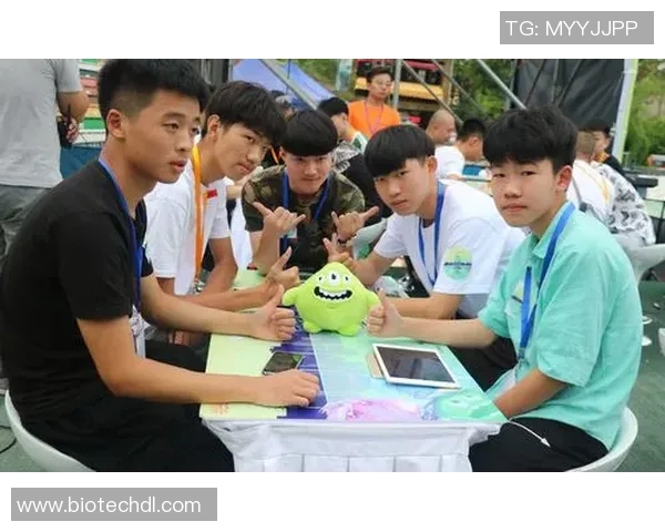 《恶搞球星足球大作战：幽默挑战赛上演笑料满满的精彩对决》